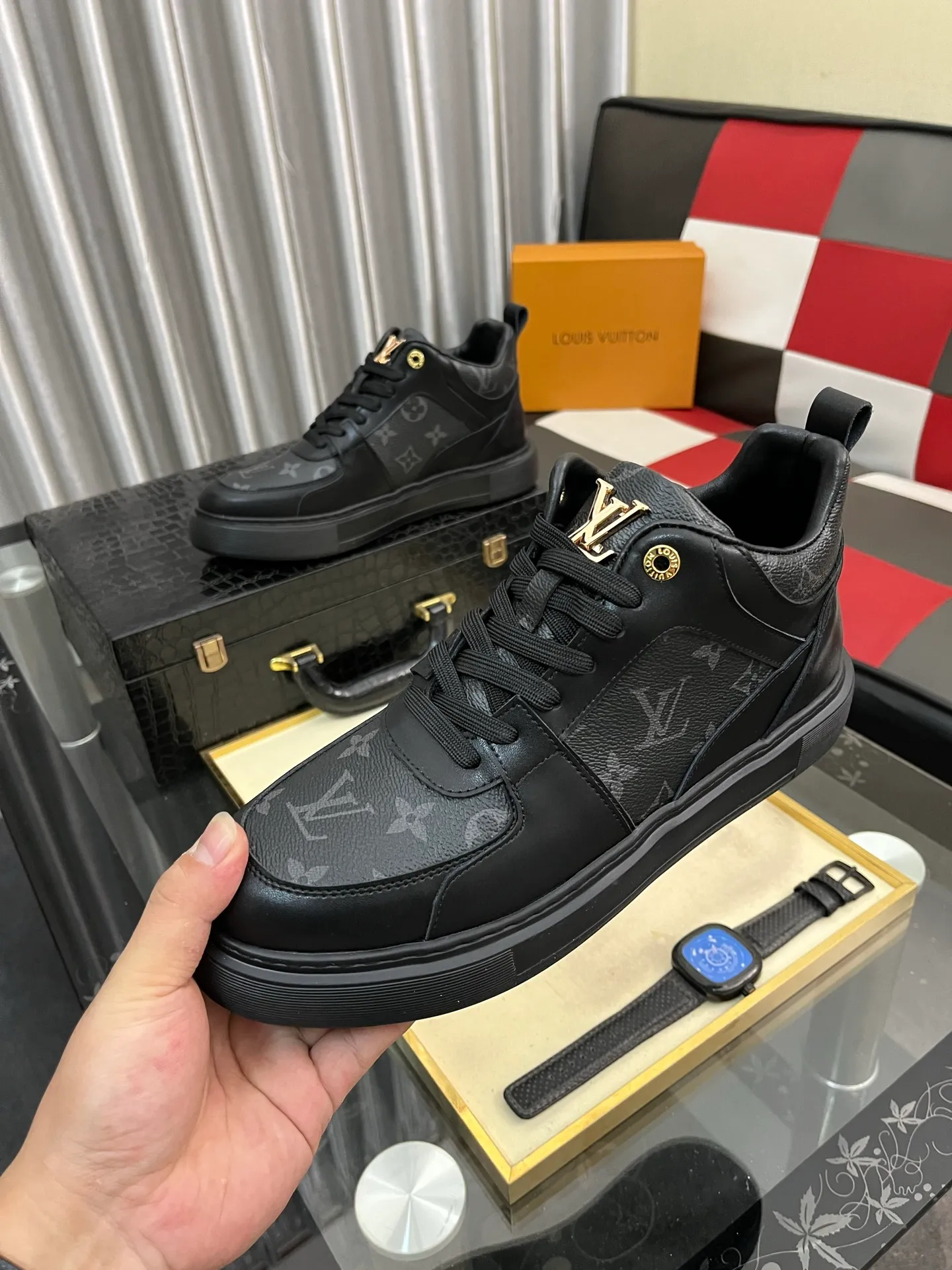 Men's shoes 💰458⌚️⌚️《Louis vuitton/LV Louis Vuitton》original quality.~ Unique modern style sneakers. 🏃A must-have casual shoe for trendy men😍😍 Original brand imported from Italy, imported original leather, cowhide lining (refuses to discolor and grind feet) sole: original sole provided by the original factory, French lazy style design ⚠️Fit to the feet, original quality, super comfortable original sole. Code number: 38-442️⃣Colors available
